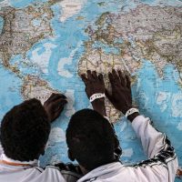 Dos refugiados observan un mapa. Imagen de archivo: EiTB