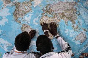 Dos refugiados observan un mapa. Imagen de archivo: EiTB