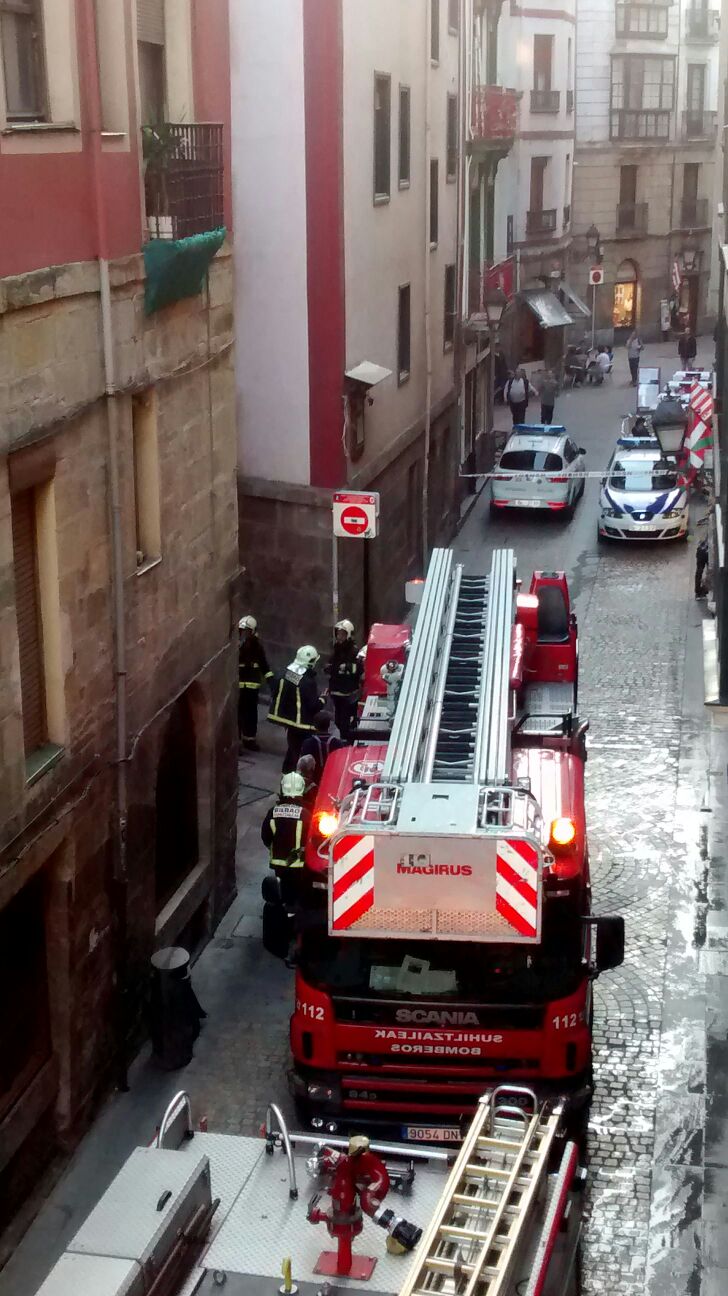 Bomberos en un incendio del casco antiguo de Bilbao. Foto: Alain Ibarra