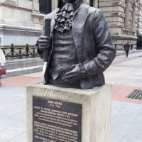 Estatua en honor a John Adams, segundo presidente de los EE. UU., en Bilbao. Foto: Jesús Elordui