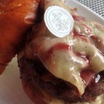 Restaurante heavy metal ofrece hamburguesas y hostias