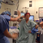 Enferma de cáncer baila en el quirófano antes de someterse a una doble mastectomía
