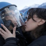Acusan de agresion sexual a una manifestante por besar el casco de un policía