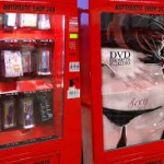 Colocan una máquina expendedora de juguetes sexuales en una estación de tren