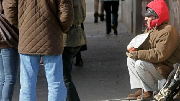Persona sin hogar en la ciudad.