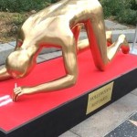 Aparece una escultura del 'Oscar' esnifando cocaína
