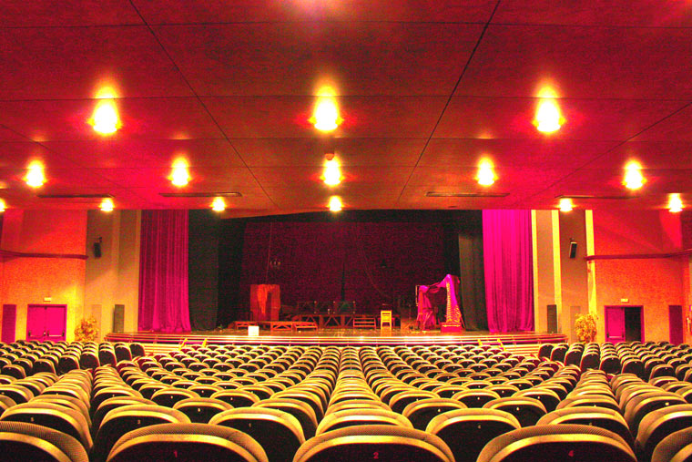 Sala de teatro y cine SKA. Foto: www.serantes.com