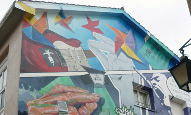Mural 'Eskuz esku zapatería' sita en la calle Zapateria de Vitoria. Foto: muralismopublico.com