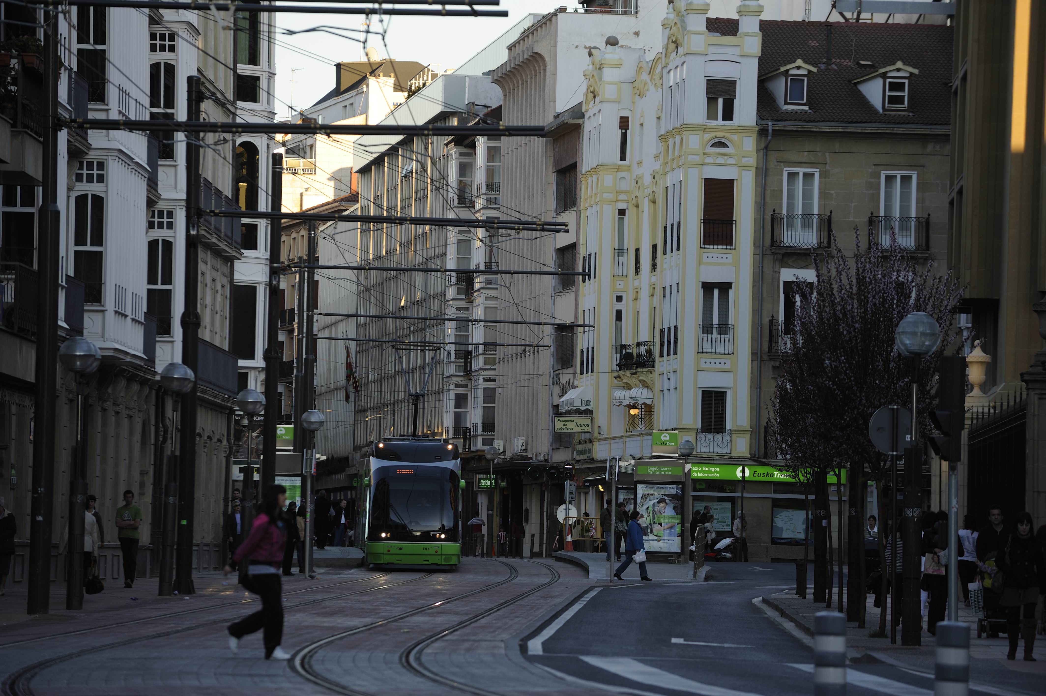 Moverse en tranvía puede ser una buena opción. CC BY-3.0-ES 2012/EJ-GV/Irekia-Eusko Jaurlaritza/Mikel Arrazola
