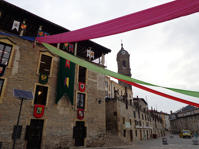Preparativos en Gasteiz para acoger el Mercado Medieval. Foto: Jose Maria Alonso