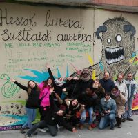 Mural ‘Hesiak lurrera, sustraiak aurrera!’. Foto: Olga Nana.