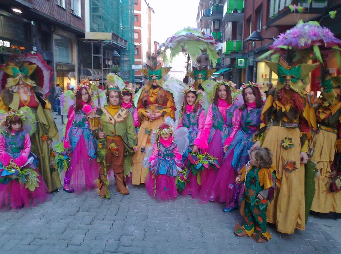 El colorido y la imaginación han sido protagonistas en las calles de Basauri, en Carnaval.