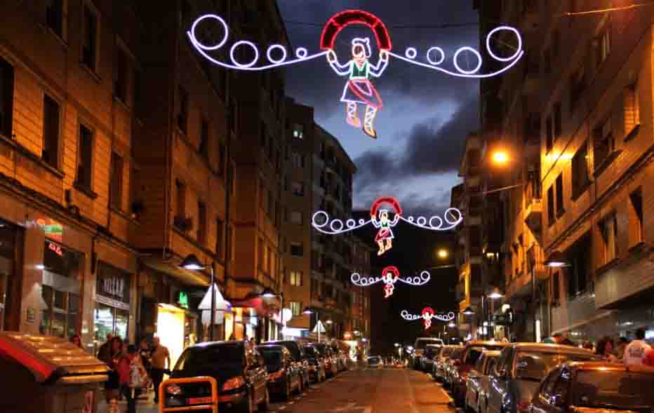 La nueva iluminación para las fiestas de Basauri, que Arantza ha captado en esta imagen, ha suscitado el debate en la página.