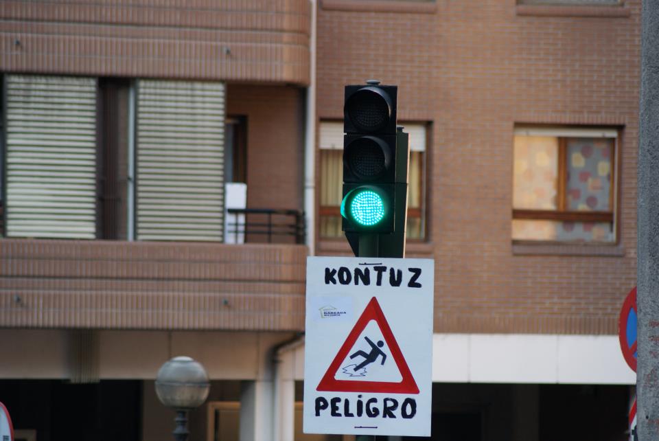 Los vecinos de El Kalero han decidido ubicar, como atestigua esta instantánea, una señal que advierte del riesgo de caída en el semáforo.