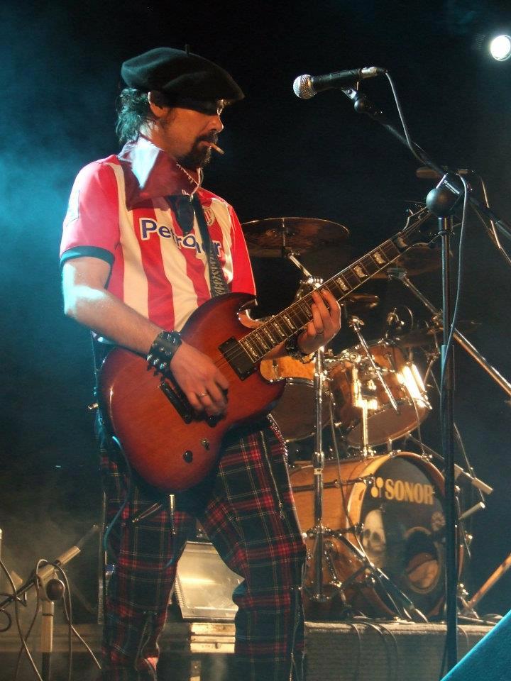 El Athletic, con su camiseta sobre uno de los miembros de la banda, también estuvo presente en el concierto de iNKuBo en Ortuella.