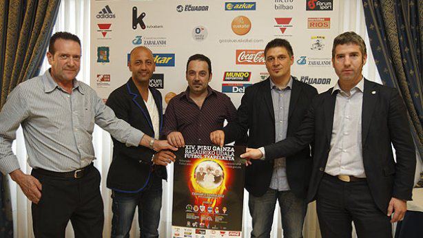 Matxin, junto a Andoni Busquet, alcalde de Basauri, y Josu Urrutia, presidente del Athletic, estuvo en la presentación del Trofeo Piru Gainza.