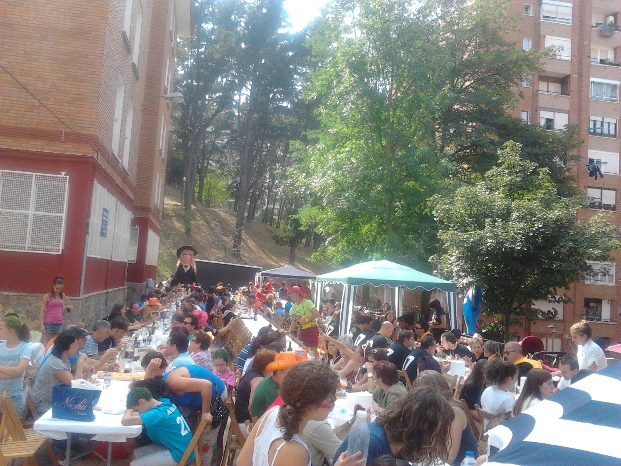 Unas 500 personas participaron en la Comida Popular. La foto es de Lontzo Sainz.
