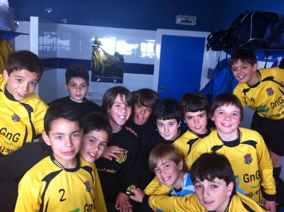 Alevines del Baskonia Futbol Eskola tras ganar el campeonato