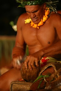 Artesano durante el Heiva i Tahiti web ©Tatiana Salmon