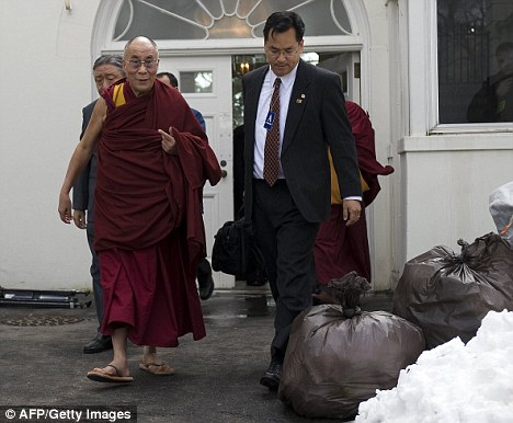 El Dalai Lama sale de la Casa Blanca.
