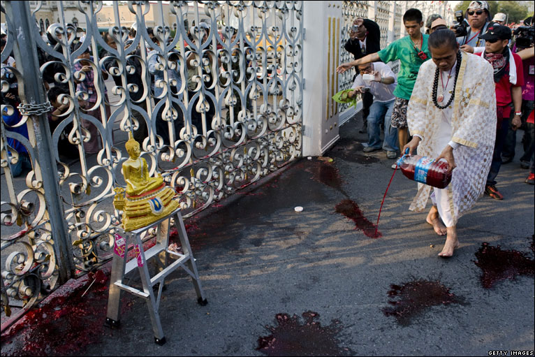 Un manifestante derrama sangre en el exterior de la sede del gobierno (BBC News)