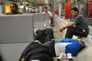 Los jugadores de Guatemala hacen tiempo en la terminal T4 de Barajas.