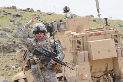 Un soldado norteamericano frente a un blindado en Kandahar (Mikel Ayestaran).