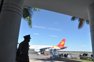 Avión de la delegación del PCCh en el aeropuerto de Victoria Falls, Zimbabue.