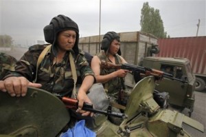 Soldados kirguizes patrullan la ciudad de Osh, junto a la frontera de Uzbekistán (AP Photo/Alexander Zemlianichenko).