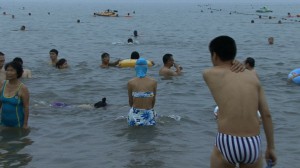 En China, en los días nublados, las playas se llenan de gente.
