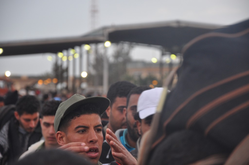 El éxodo de refugiados extranjeros no cesa en Ras Ajdir (foto: Mikel Reparaz).