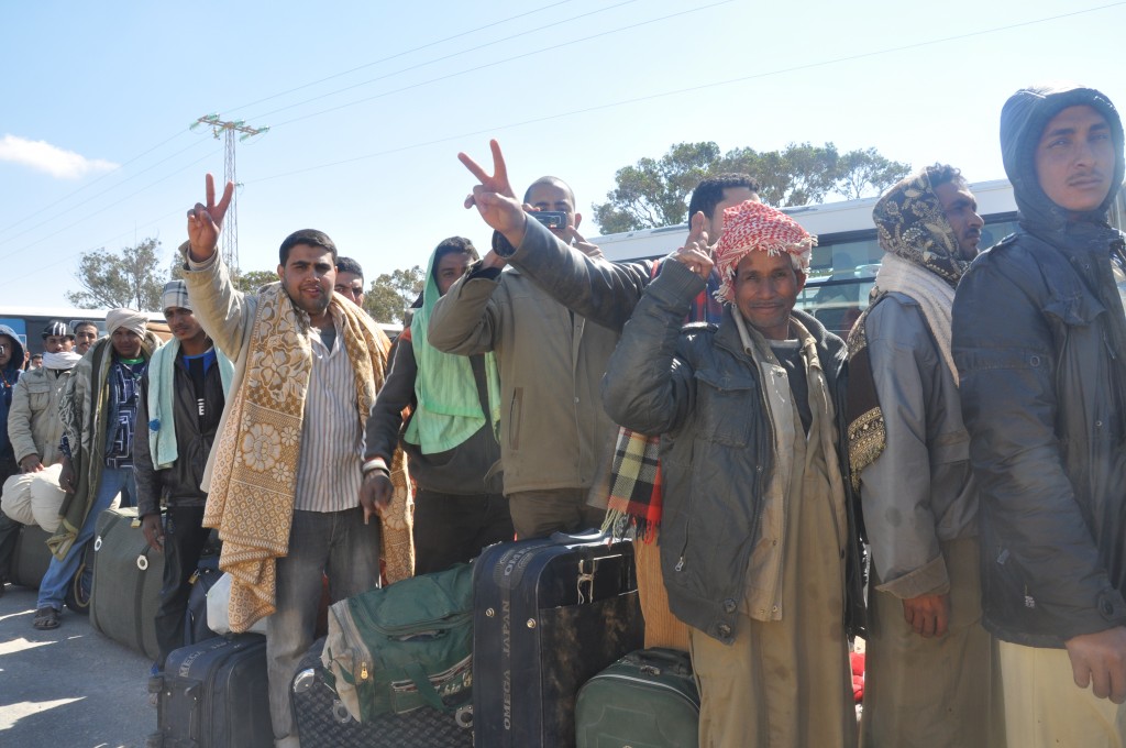Refugiados egipcios en el lado tunecino de la frontera (foto: M. Reparaz).
