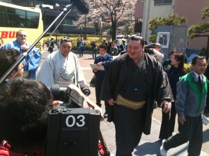 Llegada de los luchadores de sumo al Tokio Budokan