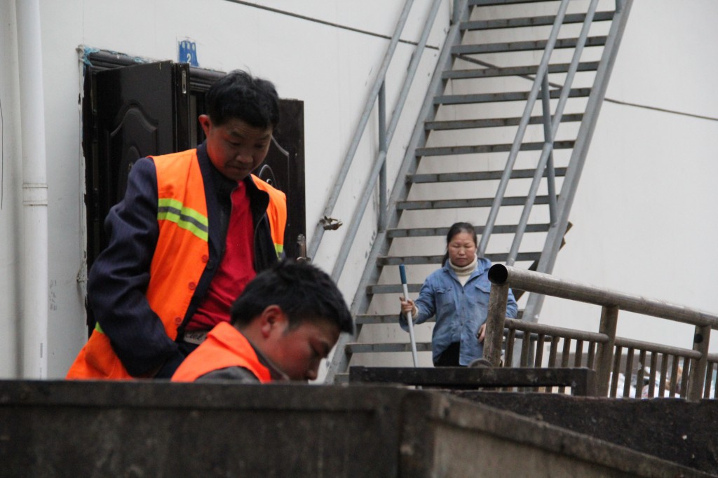 Operarios chinos en un contenedor de basura | Foto: Hodei Arrausi