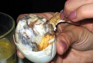 El balut es un embrión de pato cocido típico de Asia