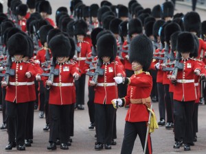 500 miembros de la Guardia Real de Isabel II podrían tener sarna