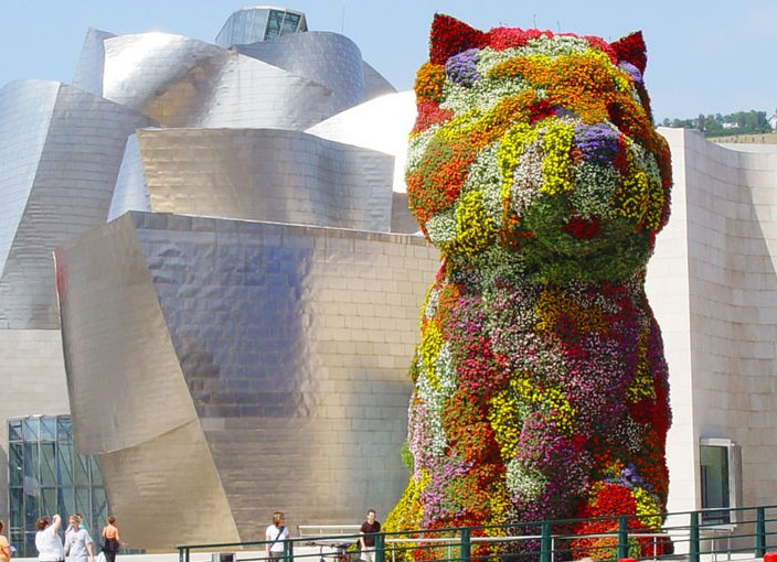 Hermosa imagen de Puppy, en primer plano, "custodiando" el Museo Guggenheim.