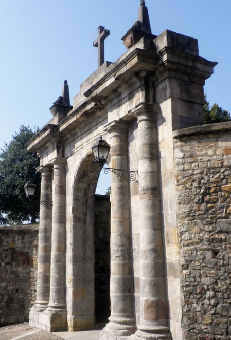 Detalle de un portal que se encuentra al lado de las Calzadas.