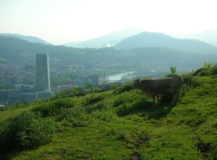 Curiosa estampa, que aúna tradición y modernidad en el Bilbao del siglo XXI. 