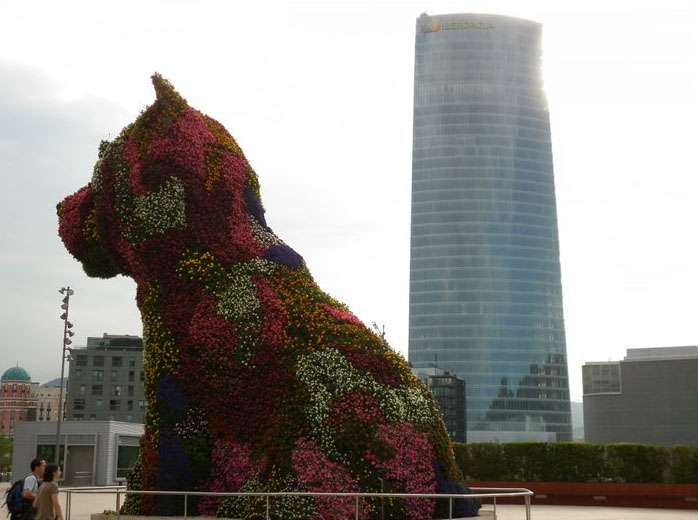 El Guggenheim, representado en Puppy, y la Torre Iberdrola; Jesus nos ofrece dos de los símbolos del nuevo Bilbao.