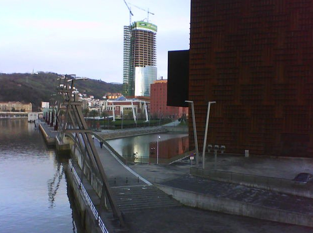 Jesus Polo llevó al muro esta imagen, característica de la zona conocida como "el nuevo Bilbao".
