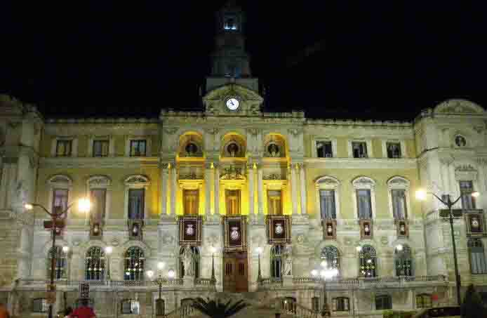 Esta instantánea nocturna del Ayuntamiento también es obra de Juan Diego.