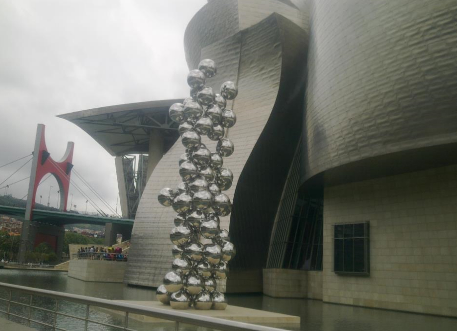 Luis Indi firma esta imagen del Museo Guggenheim.