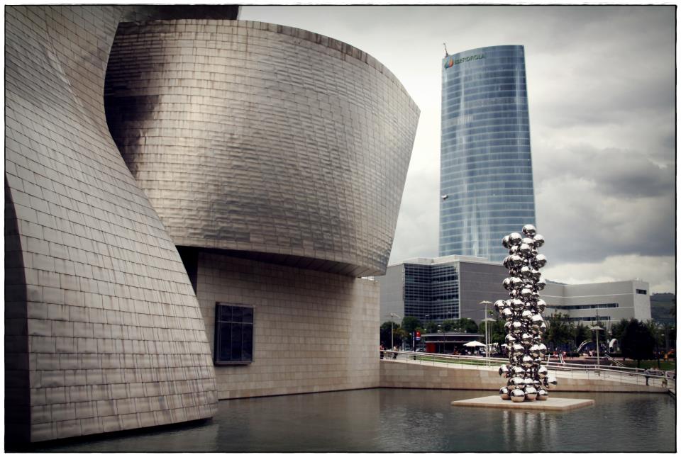 Ramón también se pasó por el entorno del Guggenheim, como vemos en esta otra imagen.