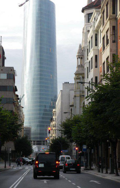 Mirando a pie de calle, impresiona la altura del edificio. La imagen es de Juan Diego Zamora.