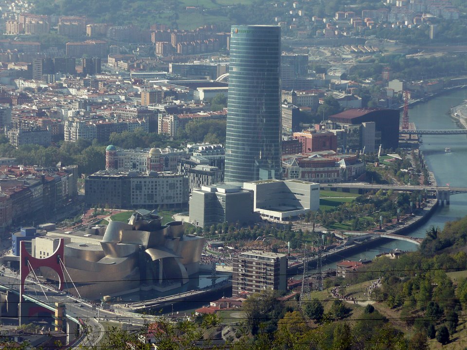 La Torre Iberdrola domina el paisaje de Bilbao desde cualquier punto de la ciudad. Esta imagen de Santos Turiño así lo atestigua.