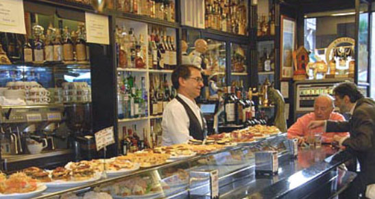 Imagen de la barra del bar Víctor Montes, un clásico de Bilbao. Foto: victormontes.com