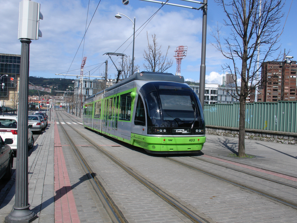 El tranvía de Bilbao, que, en esta imagen de Maite Gorrochategui, transita al lado de Termibús, llegará muy pronto a la plaza de La Casilla.