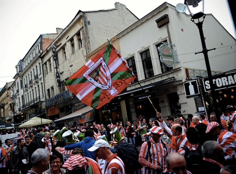 La gente de Bilbao que ha acudido a animar al Athletic en Bucarest ha vuelto a dar una lección. Foto: EFE.