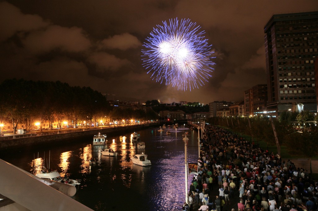 La foto, que es del Ayuntamiento de Bilbao, es espectacular: un fuego artificial llena de color el cielo de la Capital del Mundo.